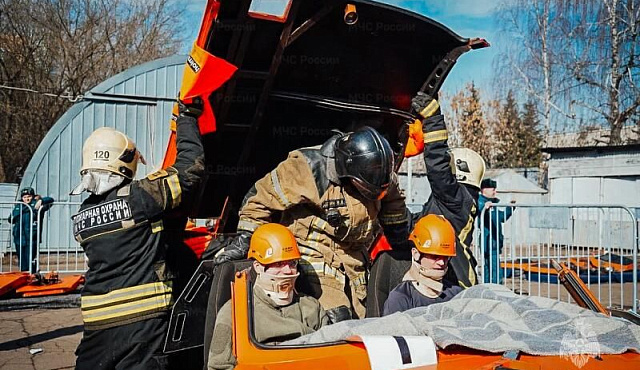 В Москве определили лучшую команду по проведению аварийно-спасательных работ при ликвидации последствий аварий на автомобильном транспорте.