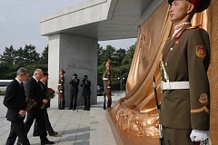 Делегация МЧС России почтила память героев в КНДР